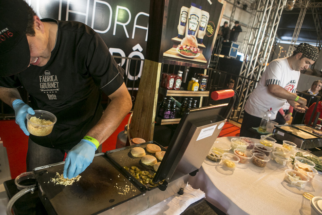 A hamburgueria Fábrica Gourmet (de preto) disputou contra o food truck. Foto: Marcelo Andrade / Gazeta do Povo.