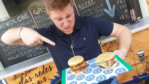 Campeonato de comedores de hambúrguer tem quebra de recorde em Curitiba