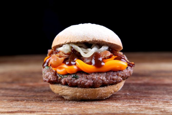 Na criação do Cidadão do Mundo Hamburgueria tem pão australiano, hambúrguer de hostela, cheddar, cebola grelhada, bacon e molho barbecue. Foto: Guilherme Alves/Divulgação
