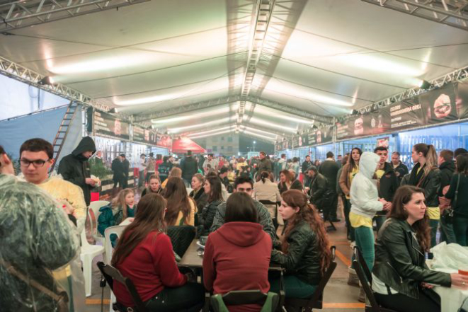Quadra Gastrô, na Arena da Baixada, estreou em setembro com a Batalha CWBurguer Fest 2016. Foto: Fernando Zequinão/Gazeta do Povo.