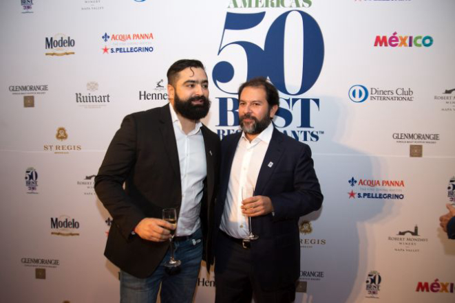 Francisco "Paco" Ruano (à esquerda), do Alcade, em Guadalajara, foi eleito o restaurante para se ficar de olho. Ao seu lado, o chef Enrique Olvera, do Pujol, na Cidade do México, eleito o quinto melhor restaurante da América Latina em 2016, além de ter recebido o prêmio "A Arte da Hospitalidade". Foto: Divulgação