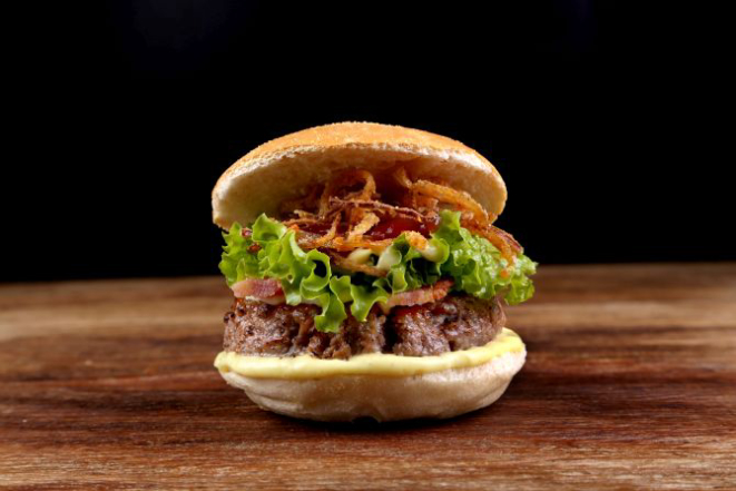 Hambúrguer do Legend Food Truck. Foto: Guilherme Alves/Divulgação
