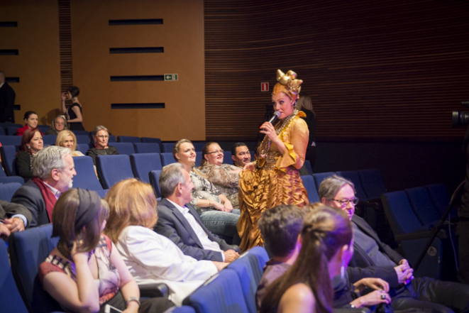 A cantora Raíssa Fayet em uma de suas performances. Foto: Leticia Akemi/ Gazeta do Povo