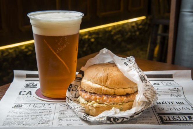 Hambúrguer de salmão (R$ 16); diariamente há 12 opções de chopes artesanais. Foto: letícia Akemi/Gazeta do Povo.
