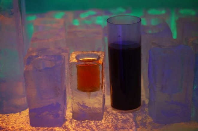 Shots são servidos em copos de gelo: o de Jack Daniel's Honey custa R$ 15. Foto: André Rodrigues / Gazeta do Povo.