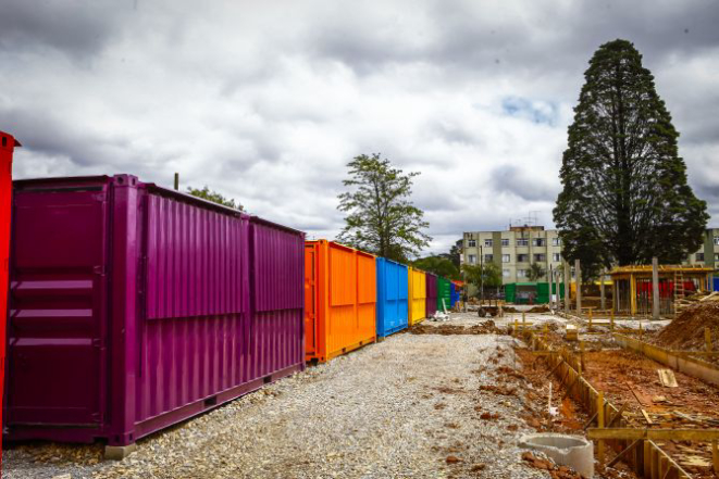 Os conteinêres coloridos ficam ao redor da praça de alimentação: espaço vai inaugurar em dezembro: Foto: André Rodrigues/Gazeta do Povo.
