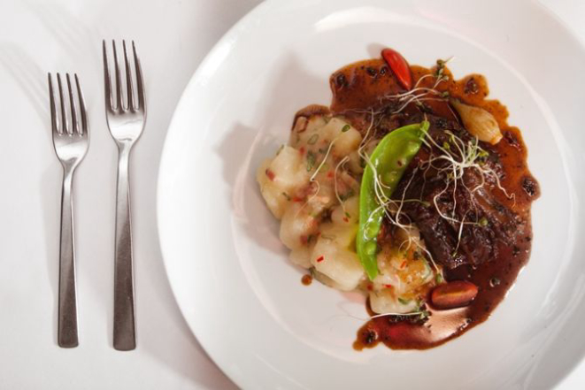 Costela de boi assada em-baixa temperatura ao-vinho tinto, prato criado pelo chef Ivo Lopes no Alessandro & Frederico. Foto: Lex Kozlik/Divulgação.