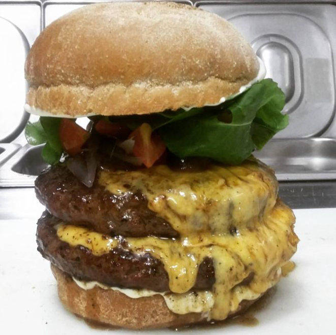 Burguer Fraldinha Duplo. Foto: reprodução Facebook Johw Burger