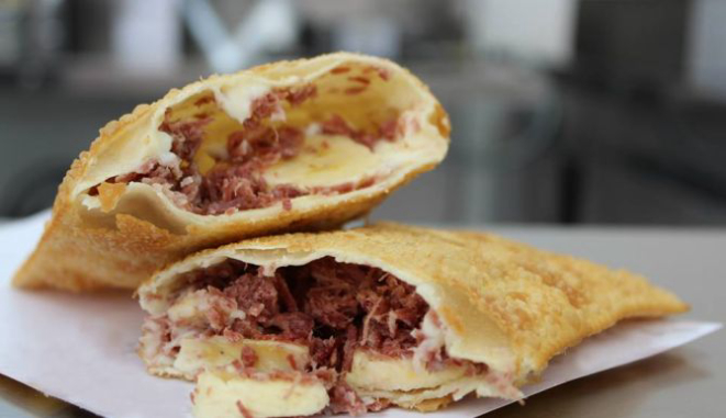 Pastel de carne seca com requeijão e banana. Foto: Thiago Marcelino/ Facebook