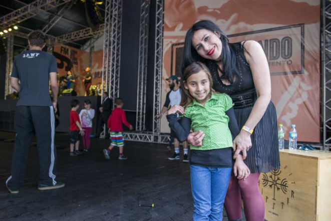 Enquanto Josiane de Sousa curtiu os show de bandas curitibanas, a filha Amelie (6 anos) participou de atividades voltas ao público infantil. Foto: Letícia Akemi / Gazeta do Povo