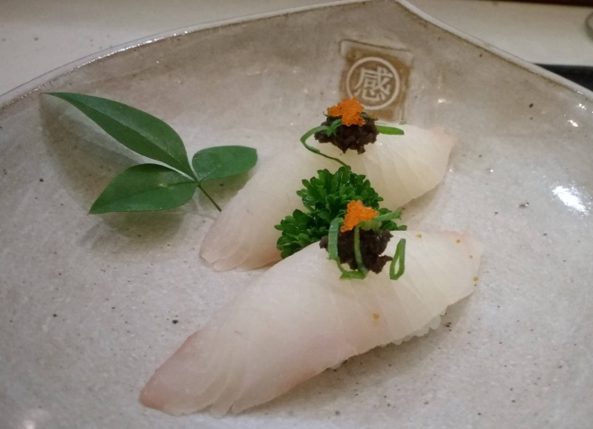 Niguiri de tilápia, pasta de trufas e ovas de massagô. (Foto/ Anacreon de Téos)