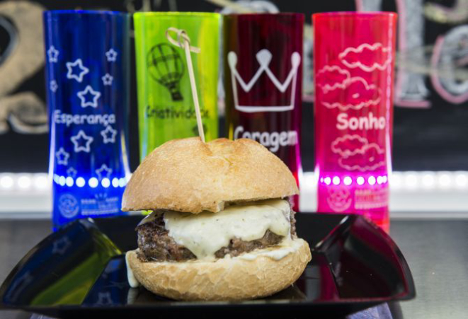 O sanduíche Prince, vendido pelo truck Jack’s Burger, acompanhou um copo, cujo valor foi revertido para o Hospial Pequeno Príncipe. Foto Letícia Akemi / Gazeta do Povo