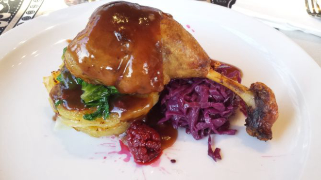 Sobrecoxa de pato confitada e recheada com damasco, acompanhada de tortinha de batatas e amoras (R$ 69). Foto: Andrea Torrente/Gazeta do Povo.