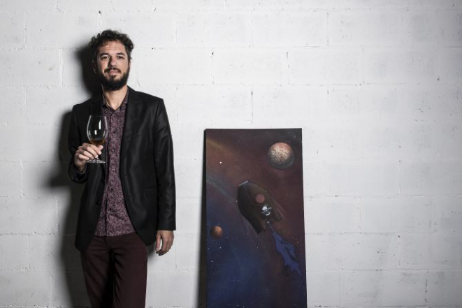 O sommelier e pesquisador Wagner Gabardo estudou os recipientes de vinificação em madeira e em ovo de concreto. Foto: Letícia Akemi/Gazeta do Povo