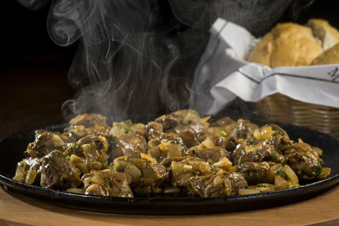 Tiras de mignon com molho de mostarda (R$ 30 ou R$ 19 no happy hour). Foto: Divulgação.