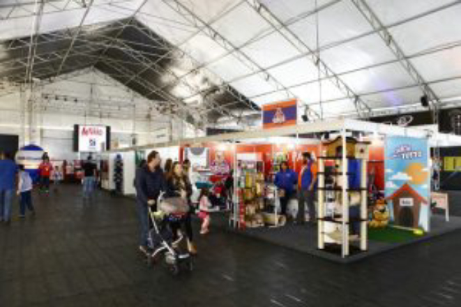 A feira está começando a esquentar e tem opções de comidas para todas as idades.