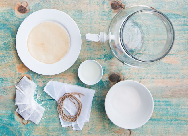 Ingredientes no sentido horário: scoby ou "panqueca", responsável pela fermentação do chá; vinagre de maçã; uma jarra limpa de vidro; açúcar; gaze e barbante para prender e sachês de chá preto. Foto: Letícia Akemi/Gazeta do Povo