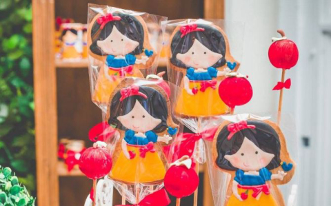 Cookie piñata é recheado com confete