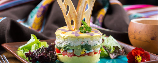 Causa limenha é servida em duas versões: com recheio de atum ou frango. Foto: Fernando Zequinão/Gazeta do Povo.