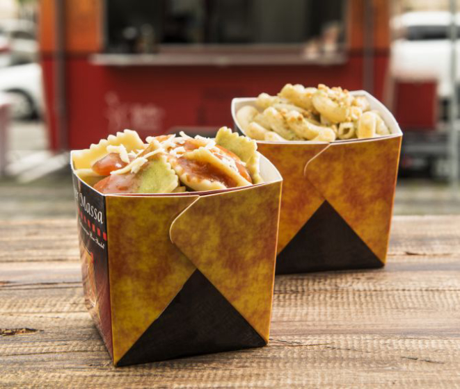 Massa caseira com molho à escolha do cliente (R$ 10) servida no food truck da Mulher Massa em frente à Igreja do Cabral; o caminhão de comida é o único autorizado pela Prefeitura a estacionar em locais públicos de Curitiba.