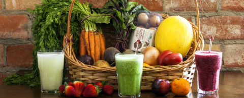 Misto de minimarket com restaurante tem feira orgânica