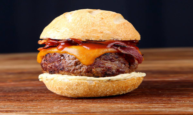 Hambúrguer de costela. Foto: Divulgação