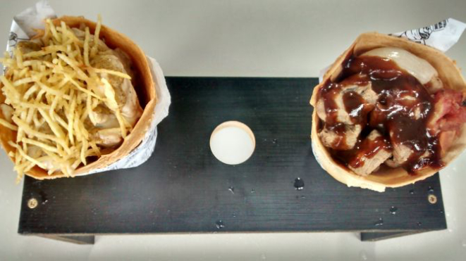 Frango com cream cheese (esq.) e tiras de Angus (dir.) servidos no cone (R$ 20). Foto: Gazeta do Povo.