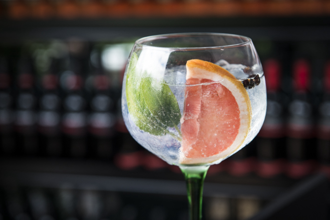 Watch the Sunset, drink do Gards Rooftop Bar: gin, tônica, sálvia, grapefruit e zimbro. Foto: Letícia Akemi/Gazeta do Povo