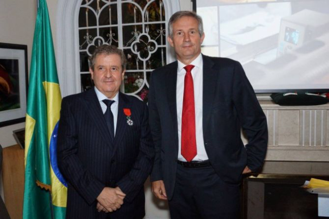 O chef Laurent Suaudeau, à esquerda, com o embaixador da França no Brasil, Laurent Bili. Foto: Antônio Dantas/Divulgação