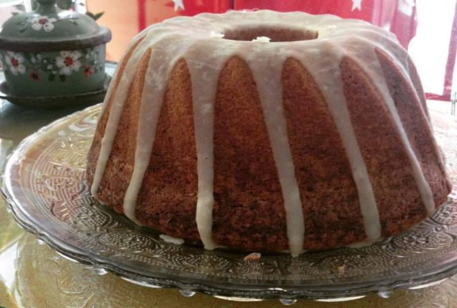 Bolo de laranja com fondant de limão da Le Mundi. A cobertura leva floral de Bach. Foto: Reprodução/Facebook