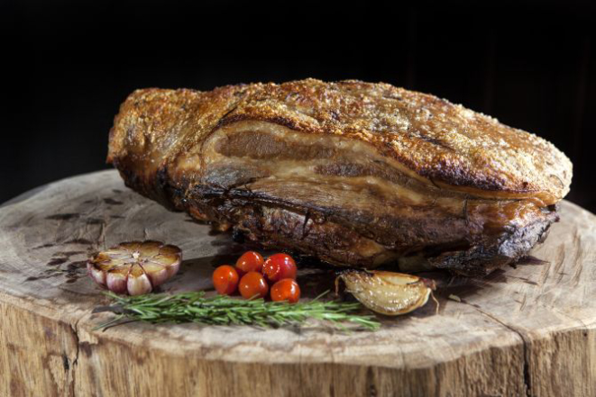 Paleta suína assada em baixa temperatura pelo chef Ricardo Filizola, do La Cocina Eventos. Foto: André Rodrigues / Gazeta do Povo.