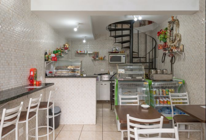 A pequena lanchonete funciona no Centro desde abril de 2016: aceita encomendas e faz delivery. Foto: fernando Zequinão/Gazeta do Povo.