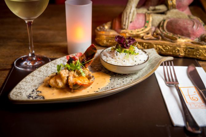 Lagosta grelhada ao curry vermelho com shiitake e arroz de jasmim. Foto: Priscilla Fiedler/ Divulgação