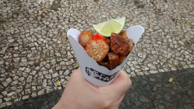 A estofaria apresenta pela primeira vez a porção de torresmo servida no cone (R$ 10). Foto: gazeta do Povo.