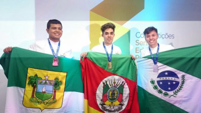 O primeiro classificado Gérson, ao centro, com Jackson Pasturczak à dir. e Foto: Divulgação.