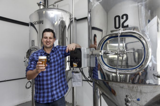 O empresário e agronomo Alcidio Vosgerau conseguiu o registro no MAPA quando ainda produzia 300 litros por mês. Foto: André Rodrigues / Gazeta do Povo.