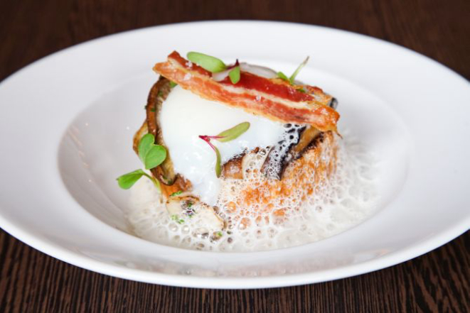 Brioche com ovo perfeito, cogumelos e espuma de grana padano. Foto: Divulgação