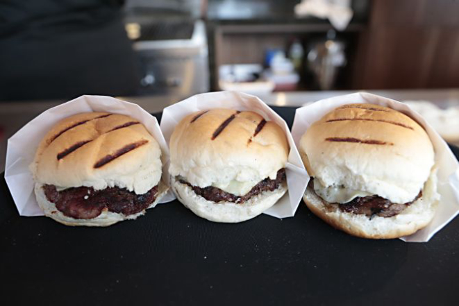 A hamburgueria Guiolla trouxe para a Ca'dore os hambúrgueres de sucesso da casa, como o de costela, vencedor do Prêmio Bom Gourmet. Foto: Albari Rosa/Gazeta do Povo.