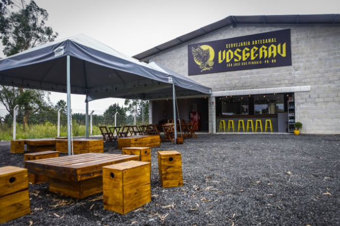 A cervejaria Vosgerau tem capacidade para 50 pessoas; food trucks estacionam no local nos fins de semana. Foto: André Rodrigues / Gazeta do Povo.
