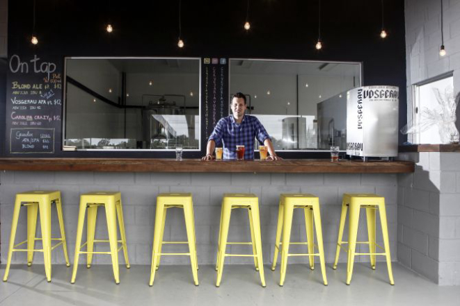 Às sextas e sábados, o pub anexo à fábrica abre ao público. Foto: André Rodrigues / Gazeta do Povo