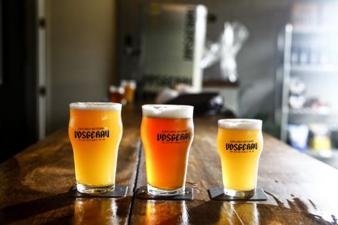 A cervejaria Vosgerau produz cinco rótulos vendidos direto na fábrica e em bares e lojas especializadas. Foto: André Rodrigues / Gazeta do Povo.