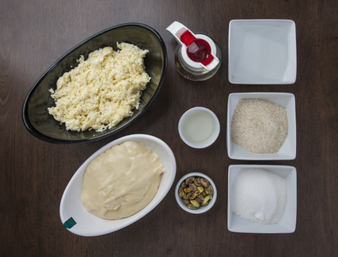 Ingredientes em sentido horário começando pelo acima: muçarela, água, leite, semolina, açúcar, pistache, creme de leite e água de flor de laranjeira ao centro.