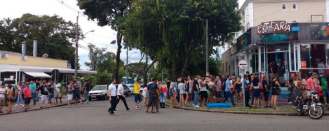 Sol, calor e chope a R$ 1 reúnem centenas na “Praia da Itupava” neste sábado