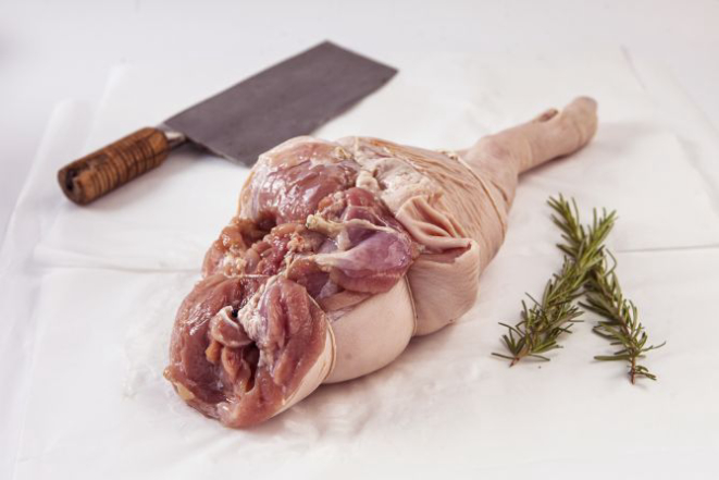 A receita ensinada pelo chef leva ingredientes na proporção para um pernil de leitão que pese no máximo dois quilos. Foto: André Rodrigues/Gazeta do Povo