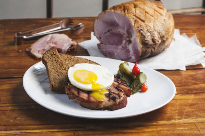 O chef Flávio Frenkel sugere servir o presunto cozido como ingrediente para um sanduíche, como os típicos americanos, com picles e ovo frito. Foto: André Rodrigues/Gazeta do Povo