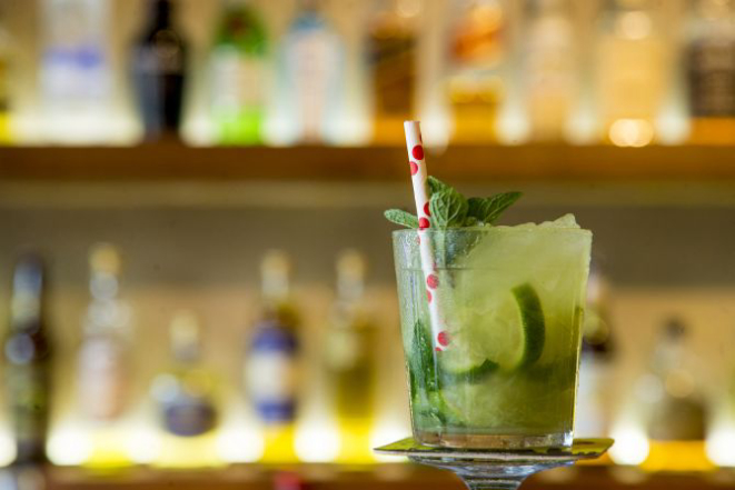 A mais clássica das caipirinhas: com cachaça e limão. Foto: Hugo Harada..