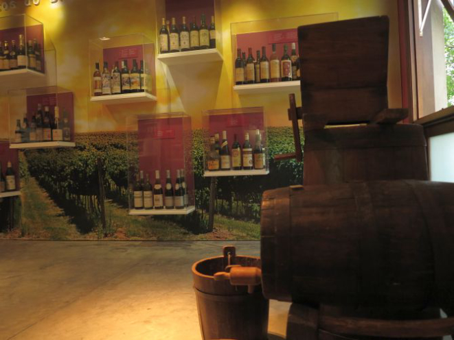 Ecomuseu da Vinícola Dal Pizzol conta com utensílios e uma coleção de garrafas antigas. Foto: Andrea Torrente/Gazeta do Povo.