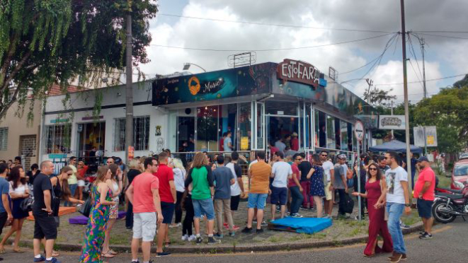Às 15 horas, a fila no Estofaria Bar já dobrava a esquina. Foto: Andrea Torrente/Gazeta do Povo.