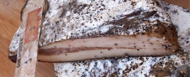 Guanciale, produzido com a bochecha do porco raça Moura, é servido na mesa dos antepastos. Foto: Divulgação.