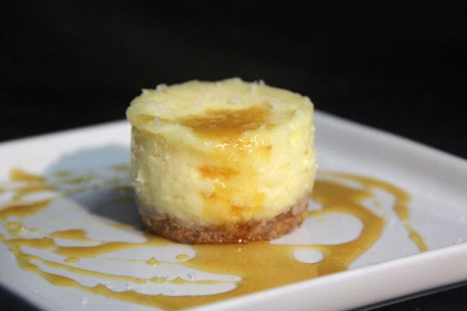 Cheesecake de coco com caramelo e flor de sal. Foto: Yan Skury/Divulgação.